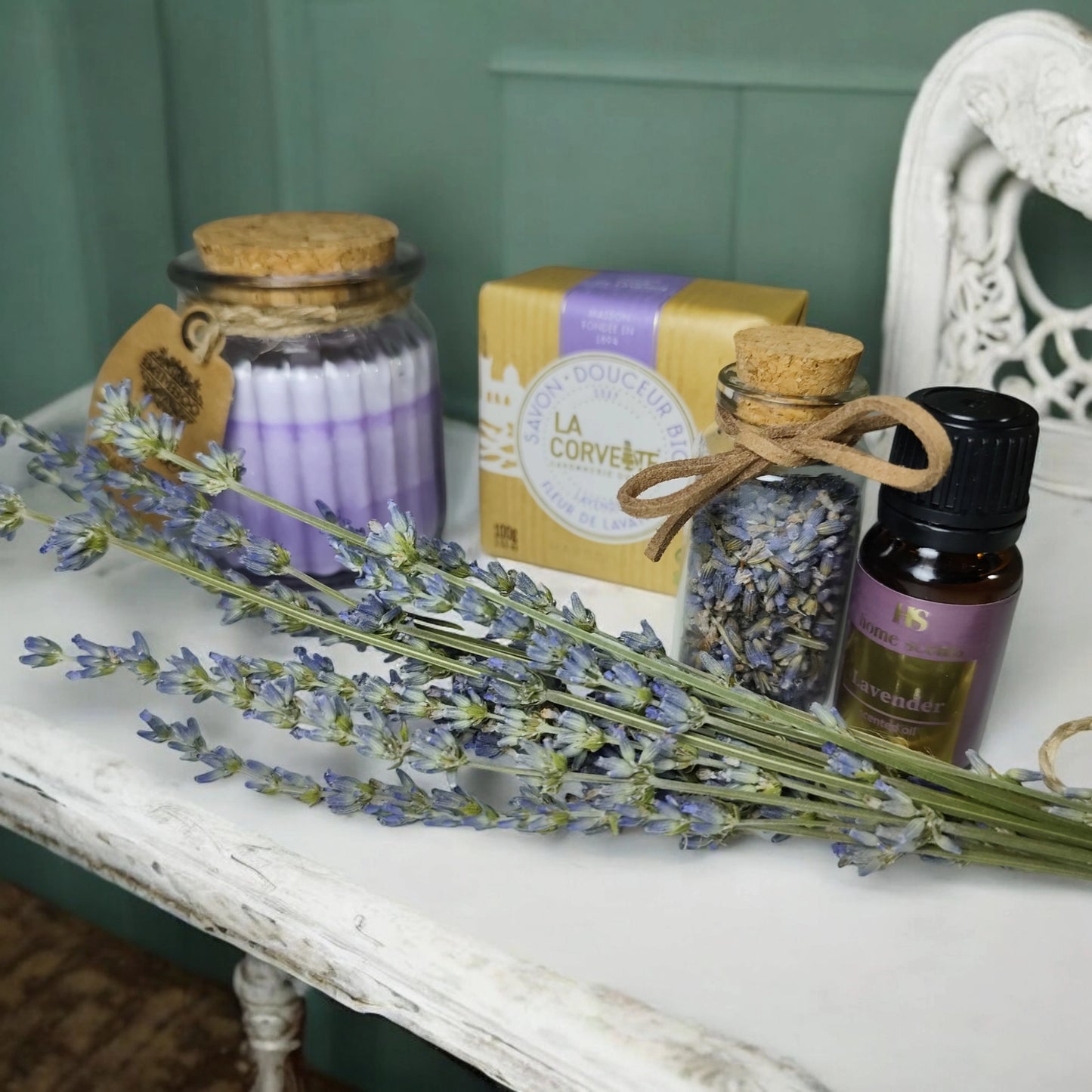 Pack Baño Relajante de Lavanda. Con vela de soja y aceite esencial de Lavanda, jabón de Marsella de Lavanda y flores secas para el baño.