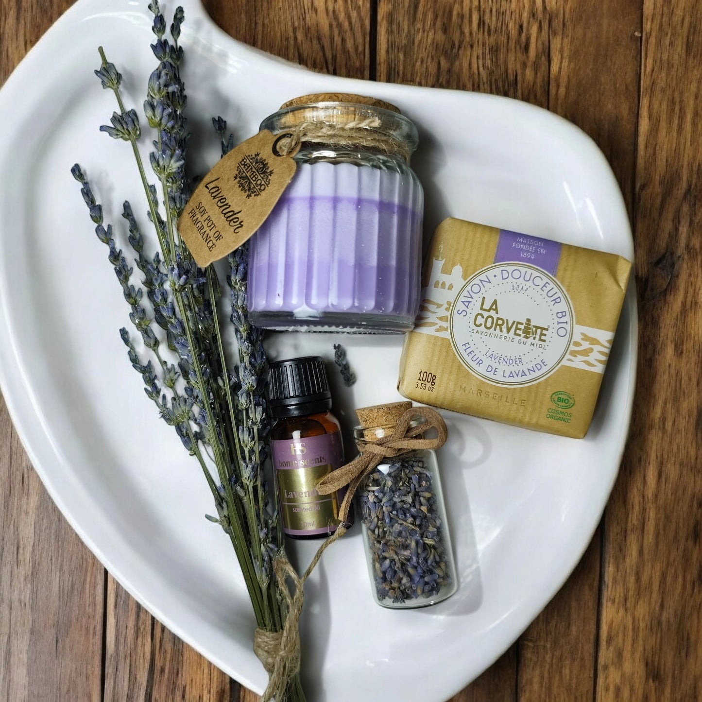 Pack Baño Relajante de Lavanda. Con vela de soja y aceite esencial de Lavanda, jabón de Marsella de Lavanda y flores secas para el baño.