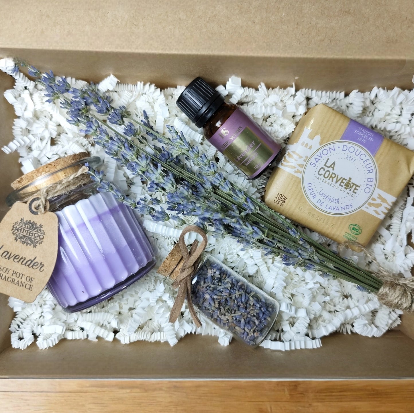 Pack Baño Relajante de Lavanda. Con vela de soja y aceite esencial de Lavanda, jabón de Marsella de Lavanda y flores secas para el baño.