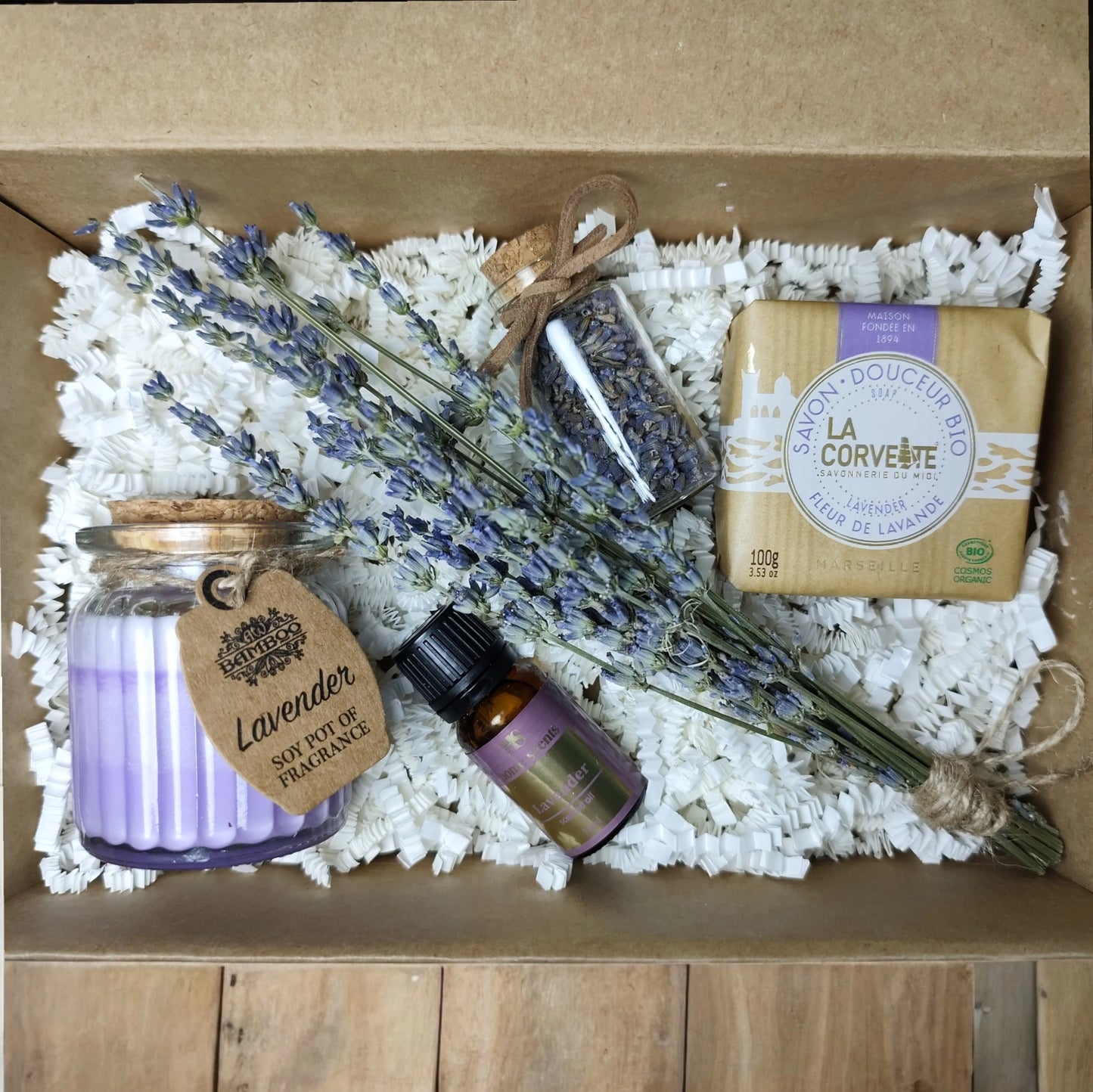 Pack Baño Relajante de Lavanda. Con vela de soja y aceite esencial de Lavanda, jabón de Marsella de Lavanda y flores secas para el baño.