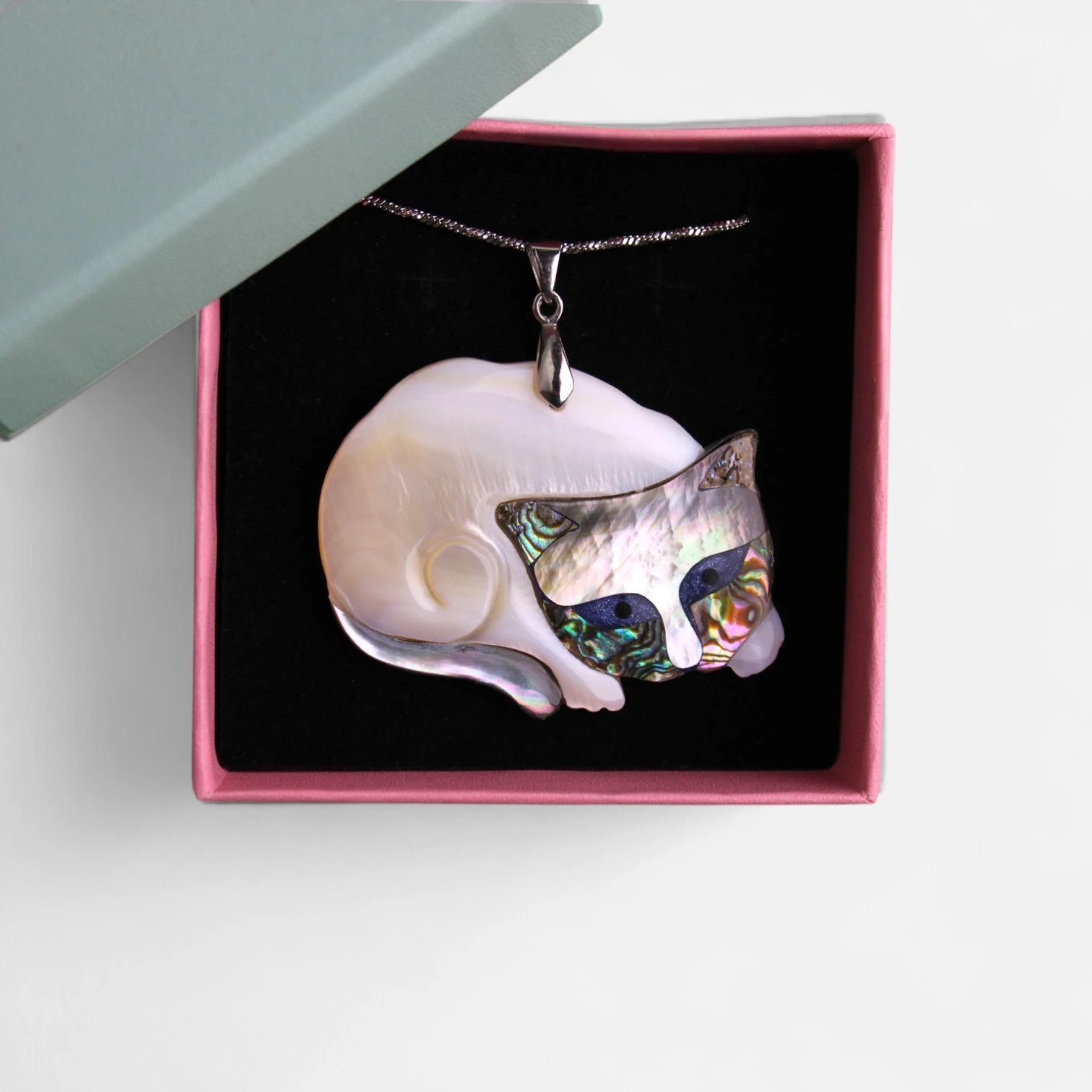 collar de nácar de gato