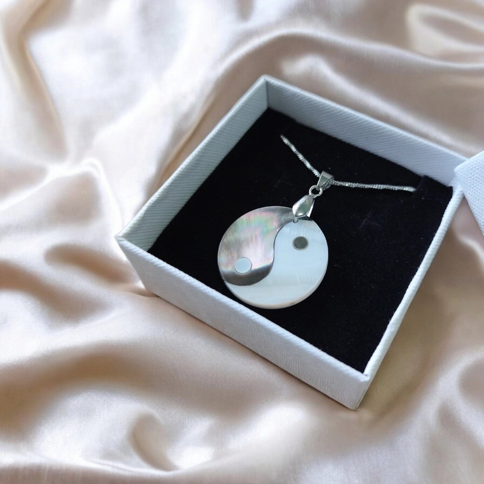 collar-nacar-yin-yan