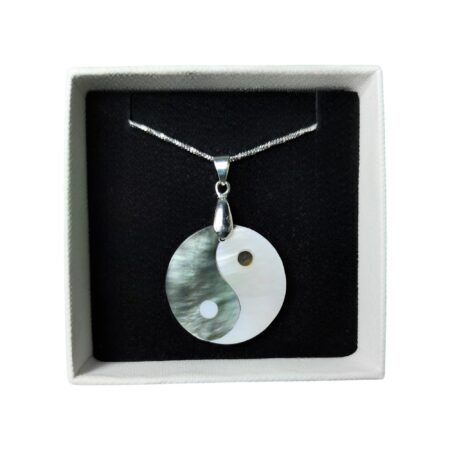 Collar Yin-Yang de Nácar Natural con Cadena de Acero Inoxidable
