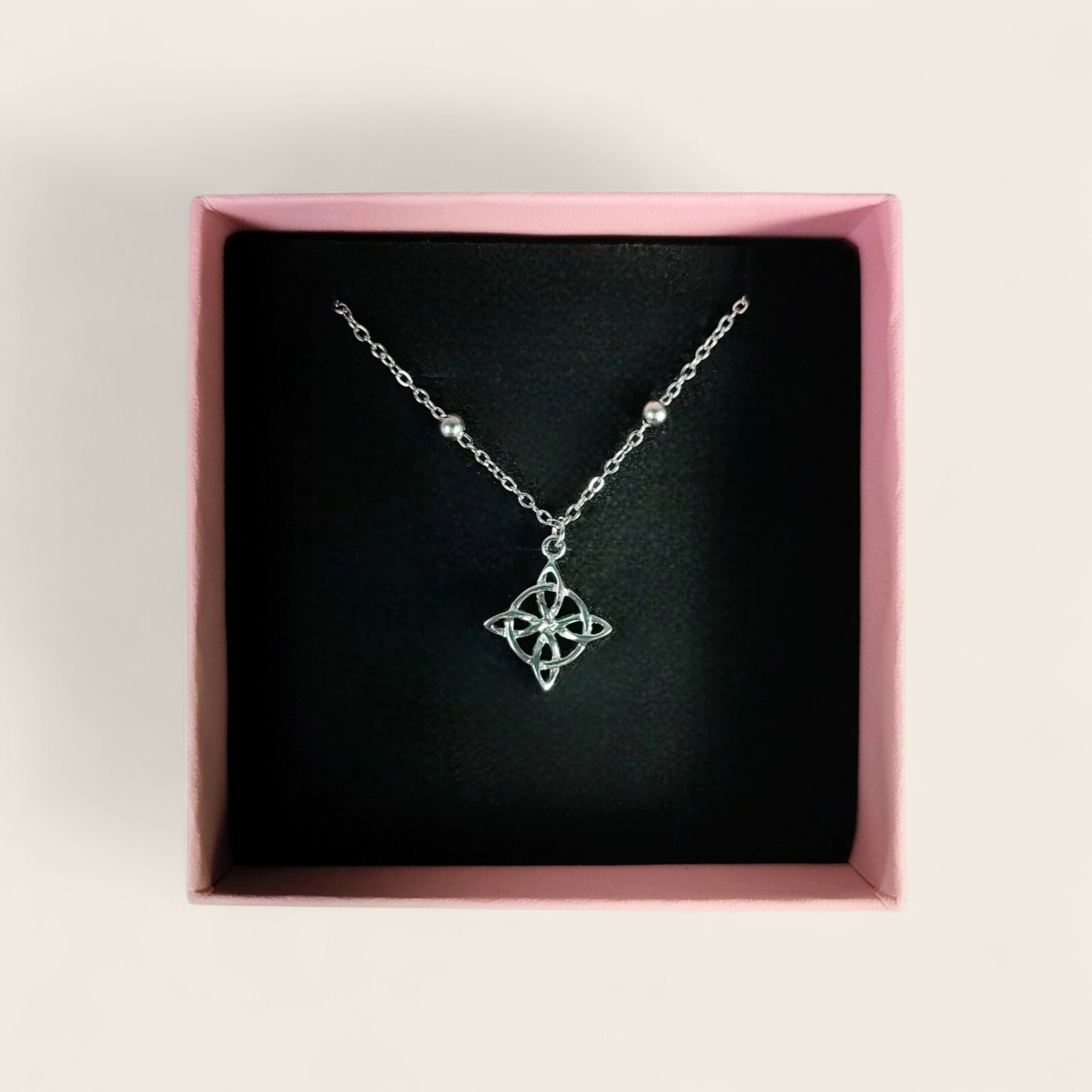 Collar de nudo de bruja pequeño