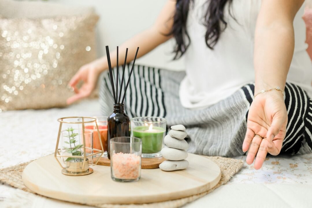 Cómo Crear un Espacio de Meditación en Casa: Ideas para Crear un Ambiente Zen 4 woman in white tank top holding black chopsticks