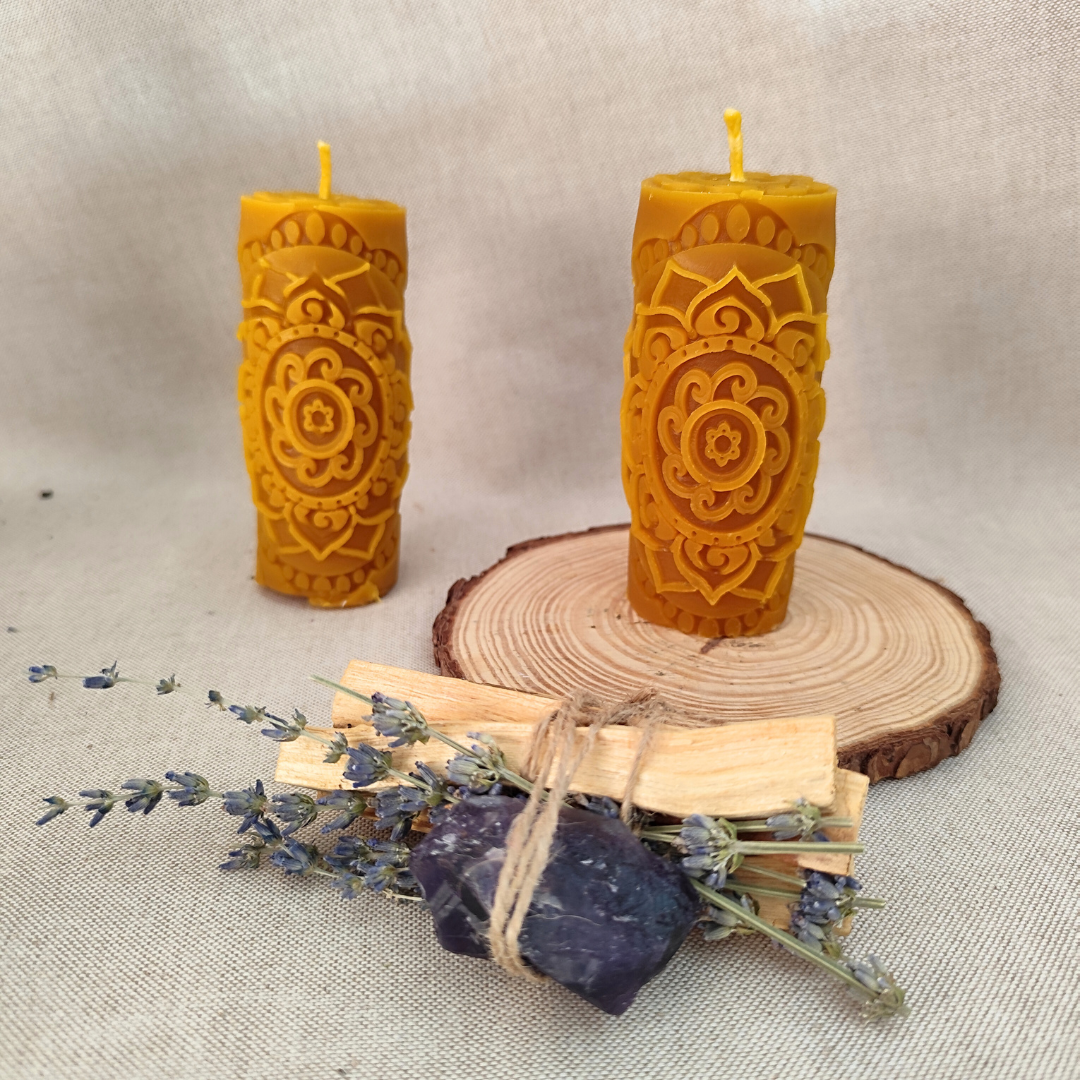 ¿Para qué sirven las velas de miel de abeja? Rituales y usos en aromaterapia 3 velas de miel con piedra