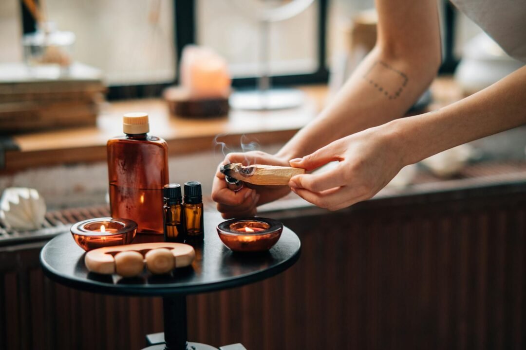 Qué es la Aromaterapia y Cómo Mejorará Tu Bienestar: Guía con Usos y Consejos 1 A calming aromatherapy setup with essential oils and incense for relaxation and self-care rituals.