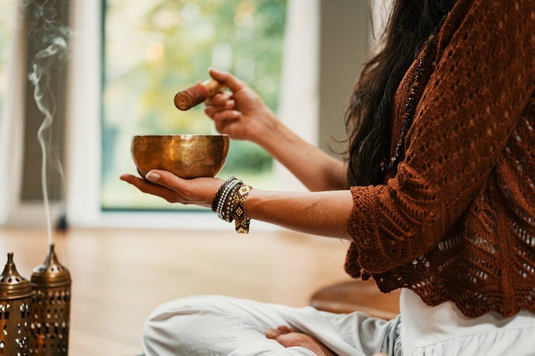 Aceite esencial de pachulí: bienestar profundo para cuerpo, mente y alma 2 meditación con pachuli