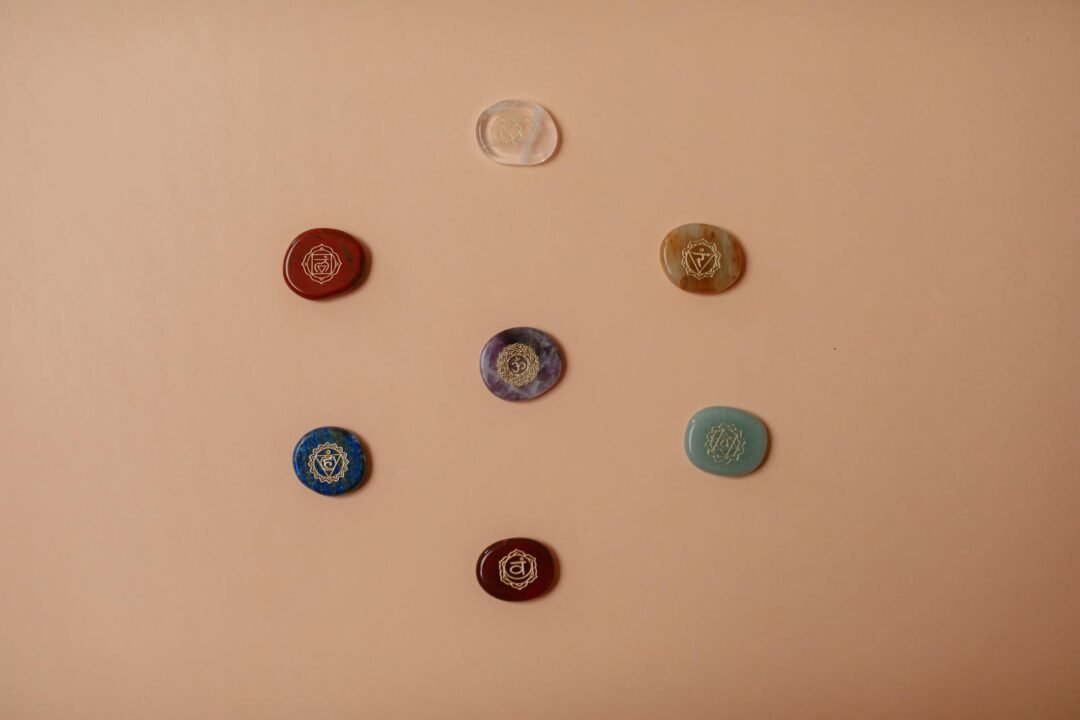 Aceites Esenciales y Chakras: El poderoso efecto de la aromaterapia en la práctica del yoga y la meditación 1 aceites esenciales y chakras