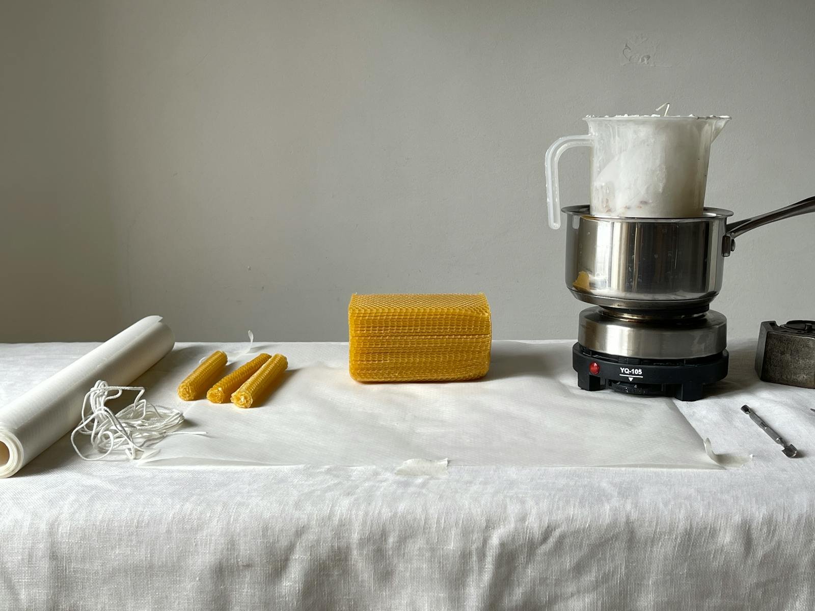 Cera de abeja natural, pura y española: imprescindible para crear velas naturales de calidad