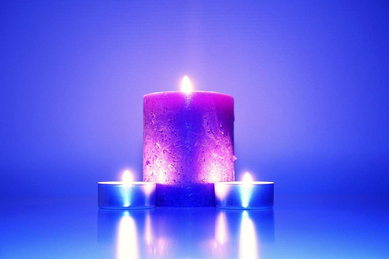 Velas moradas: significado espiritual profundo, usos reales y rituales conscientes