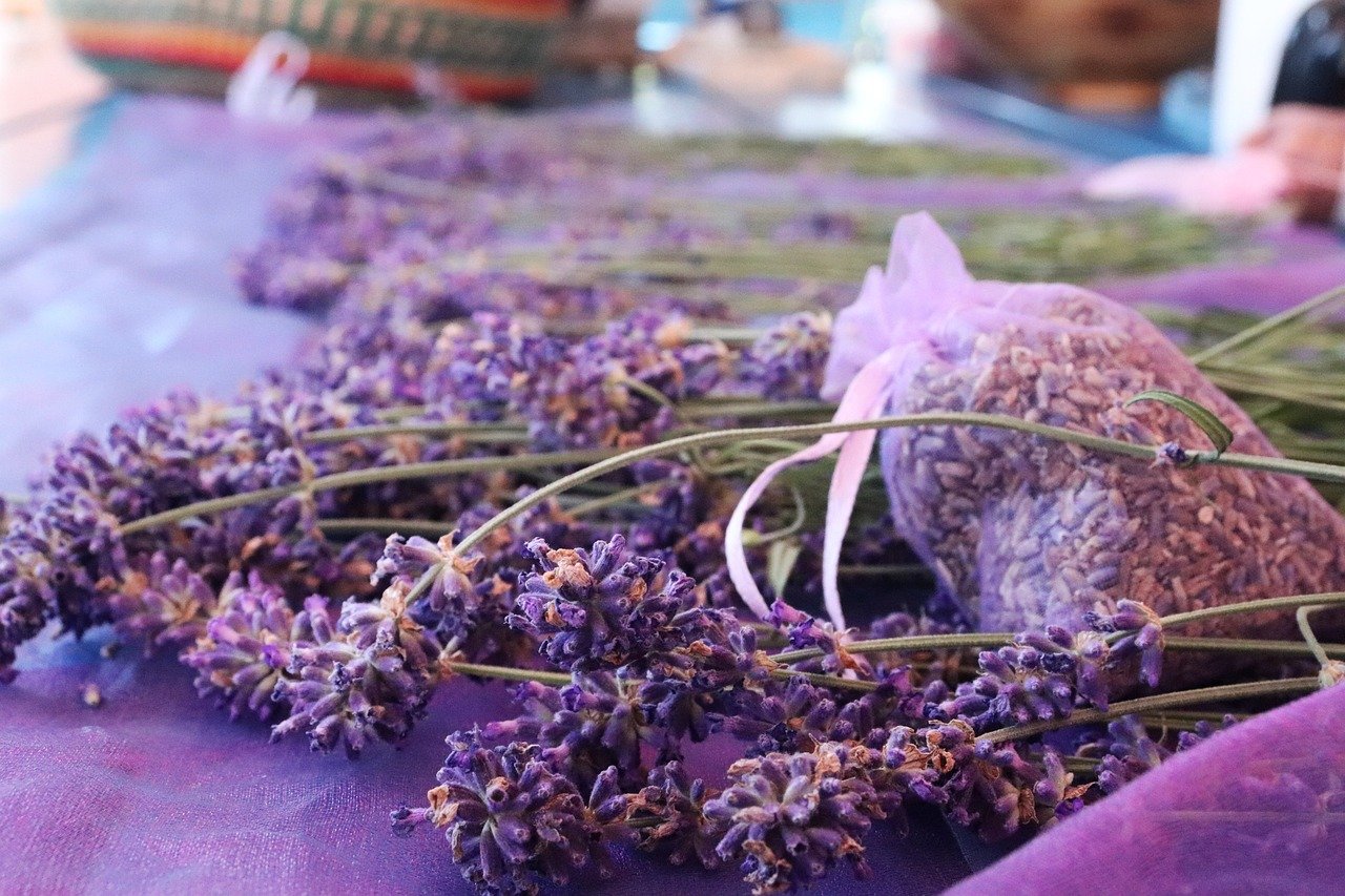 Aceite Esencial de Lavanda: Guía completa sobre sus Beneficios en Aromaterapia 7 lavender, dried lavender, aromatherapy, herbal, relaxation, purple flowers, sachet, natural scent, essential oil, spa, calm, herbal medicine, fragrance, nature, bouquet, summer, dried flowers, wellness, herbal therapy, rustic, decoration, fresh harvest, botanical, floral, peaceful, calming