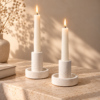 Velas cálidas en soportes de cerámica